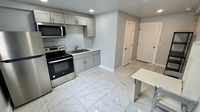 Photo - 2115 Broadway Avenue J Apartment Unit 6