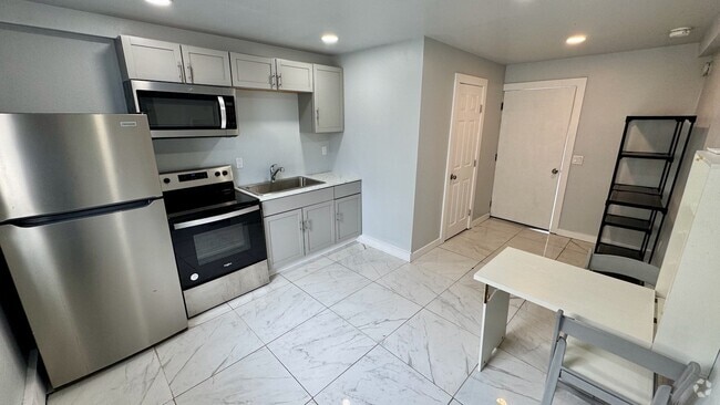 Building Photo - 2115 Broadway Avenue J Unit 6 Rental