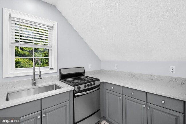 Photo - 587 A St