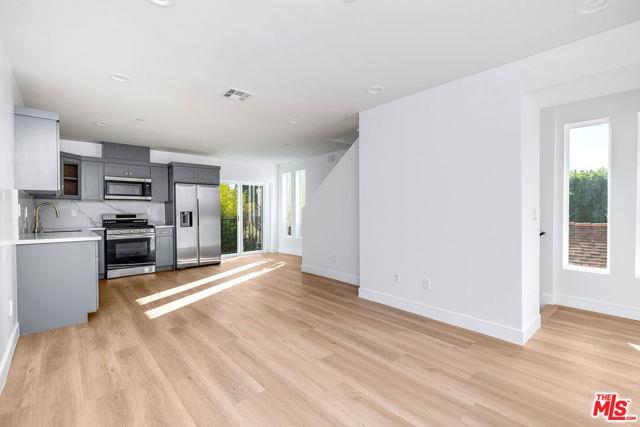 Photo - 10803 Kling St