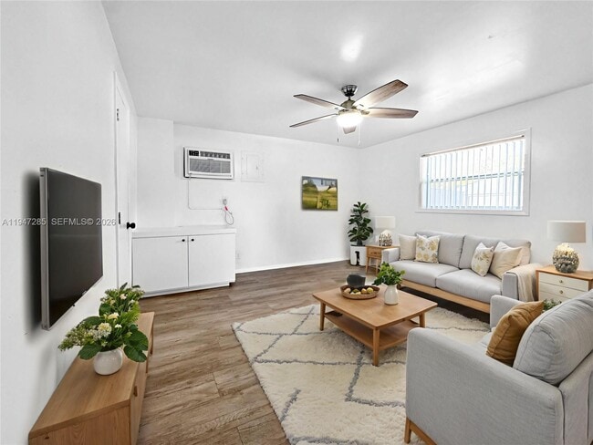 Photo - 883 SW 10th St Unit 1