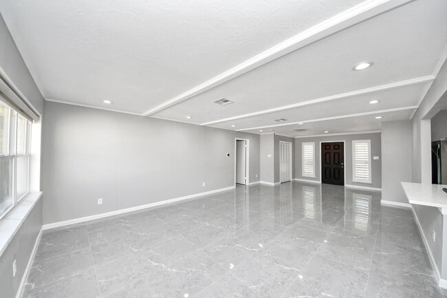Building Photo - 9222 Sharpview Dr