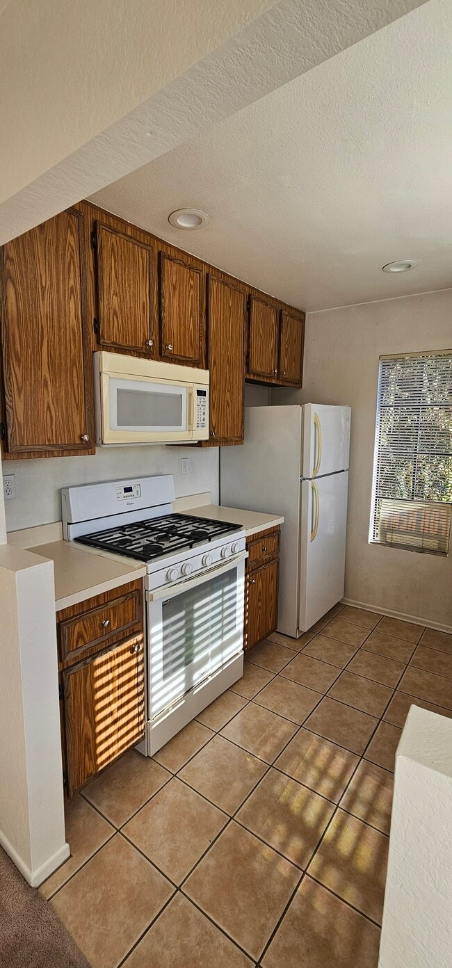 Kitchen appliances - 13020 Wimberly Sq Unit 16