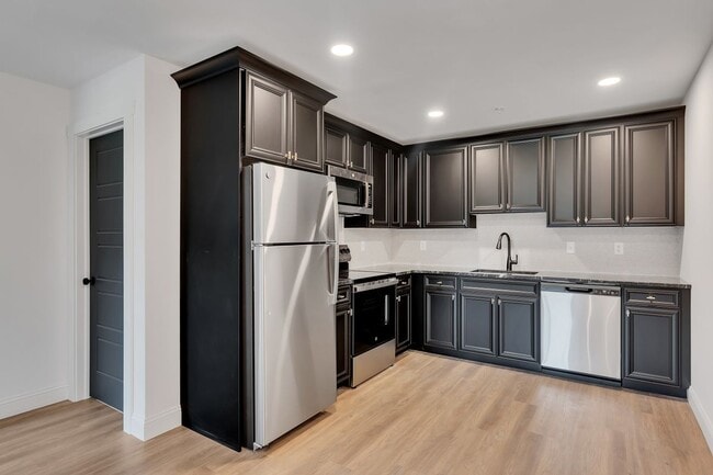Building Photo - 36 Pawling Ave Unit 200