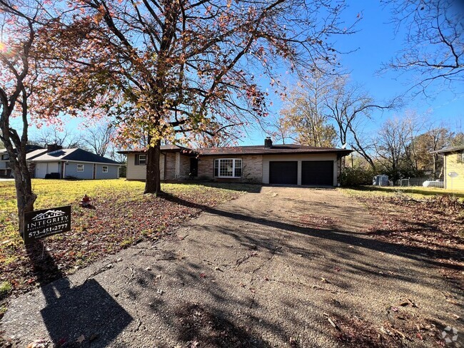 Building Photo - Home Close to West Gate of FLW