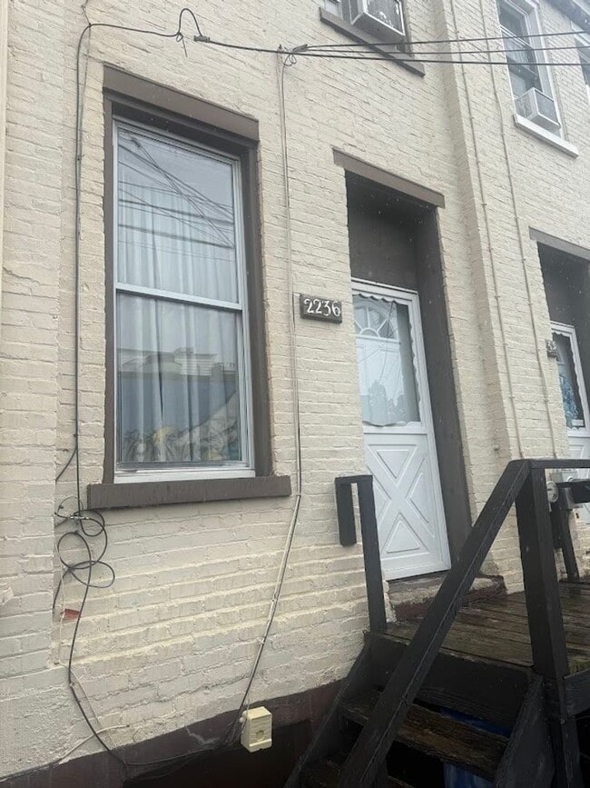 Building Photo - Recently Updated 2 Bedroom Unit In The Southside. Available Immediately.