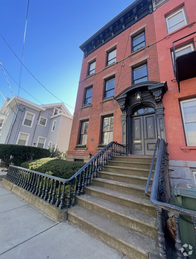 Building Photo - 40 Trumbull St Unit Garden Rental