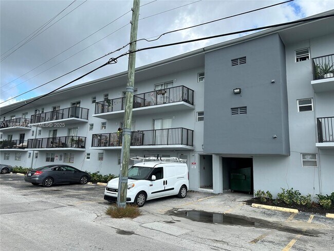 Building Photo - 1100 NE 1st Ct Unit 111