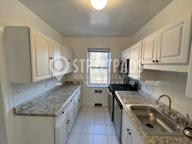 Photo - 1139 Beacon St