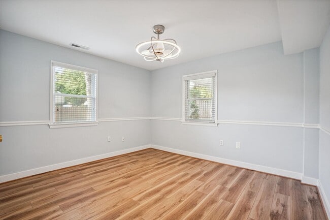 Photo - 1100 Maple Ave E