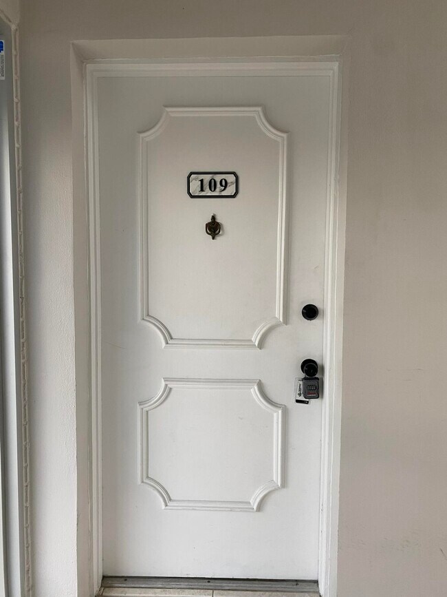 Photo - 298 SW 6th St Unidad 109