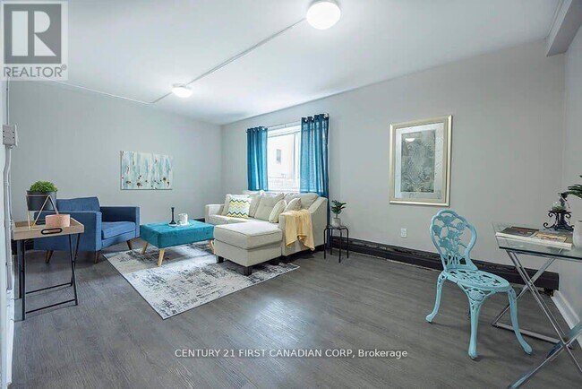 Photo - 871 Adelaide St N