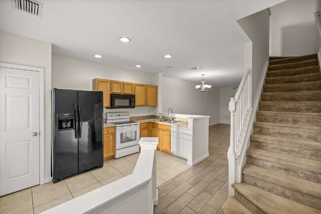 2BR Townhome in Wynchase | Dual Suites + Screened Lanai