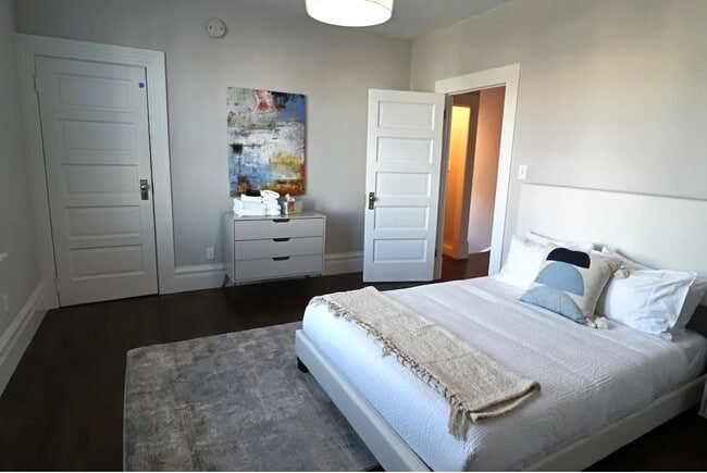 Photo - 2207 E 21st St