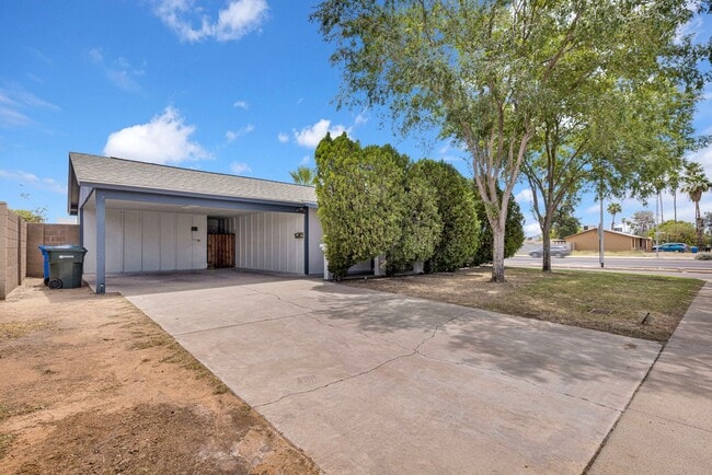 Building Photo - Great 3 bed 2 bath home with a pool!
