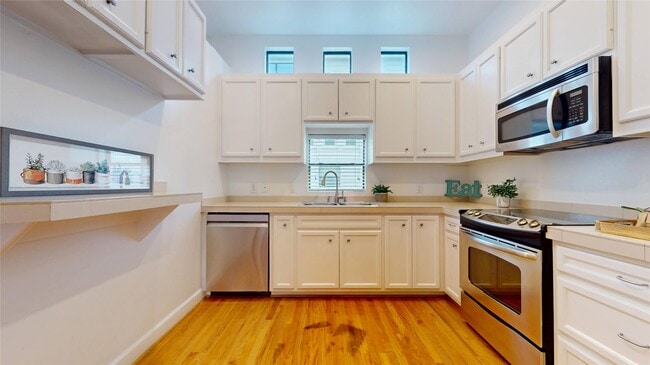 Photo - 8715 Meadowcroft Dr Unit 902