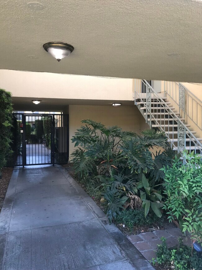 1148 W Huntington Dr Unit 25