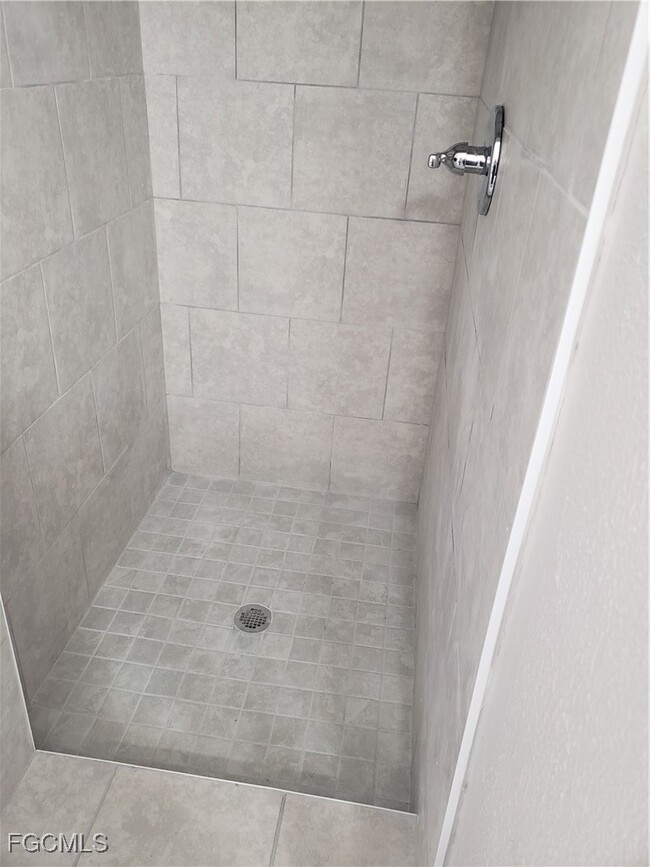 Building Photo - 204 1st St