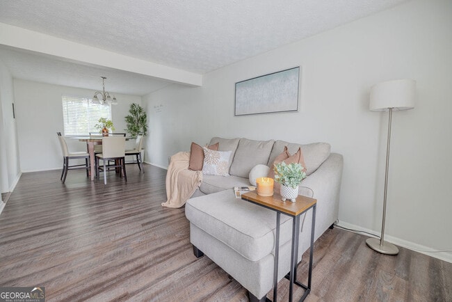 Photo - 2073 Raintree Pl