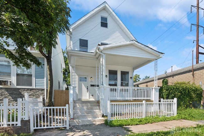 Building Photo - 318 Seaman St