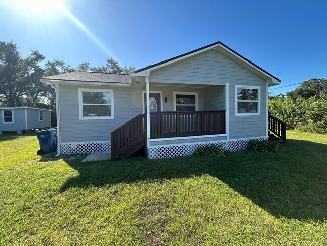 Building Photo - Charming & Completely Remodeled 3-Bedroom ...