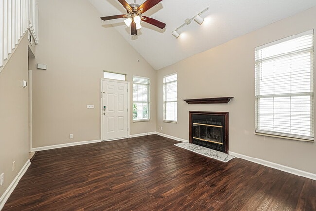 Photo - 909 Bexhill Ct S