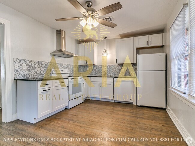 Building Photo - COMING SOON! 2 Bed/2 Bath Duplex Super Clo... Rental