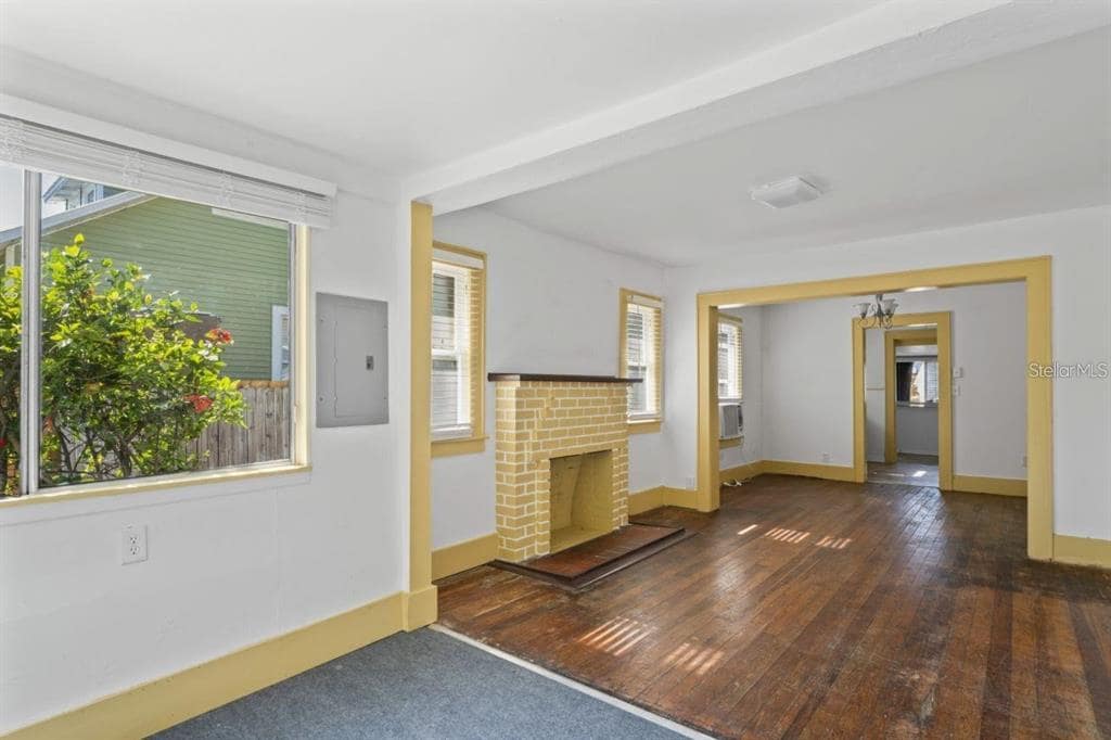 Photo - 403 Princess St