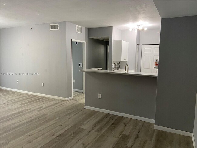 Photo - 7970 N Nob Hill Rd Unidad 206