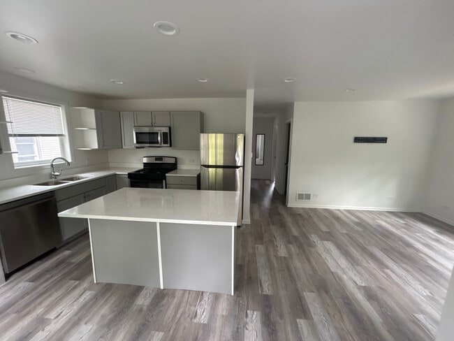 Building Photo - 127 John St Unit Apt 2