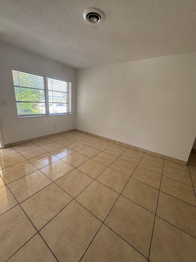 Photo - 890 NW 39th St Unidad 8