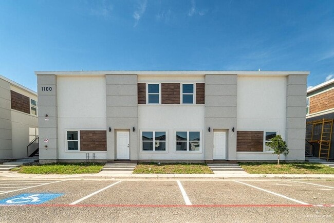 Building Photo - 15 Yuma Ave Unit 1100