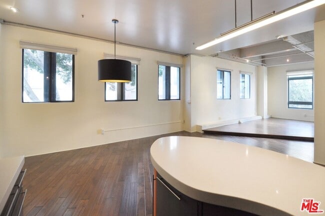 Building Photo - 849 S Broadway Unit M8