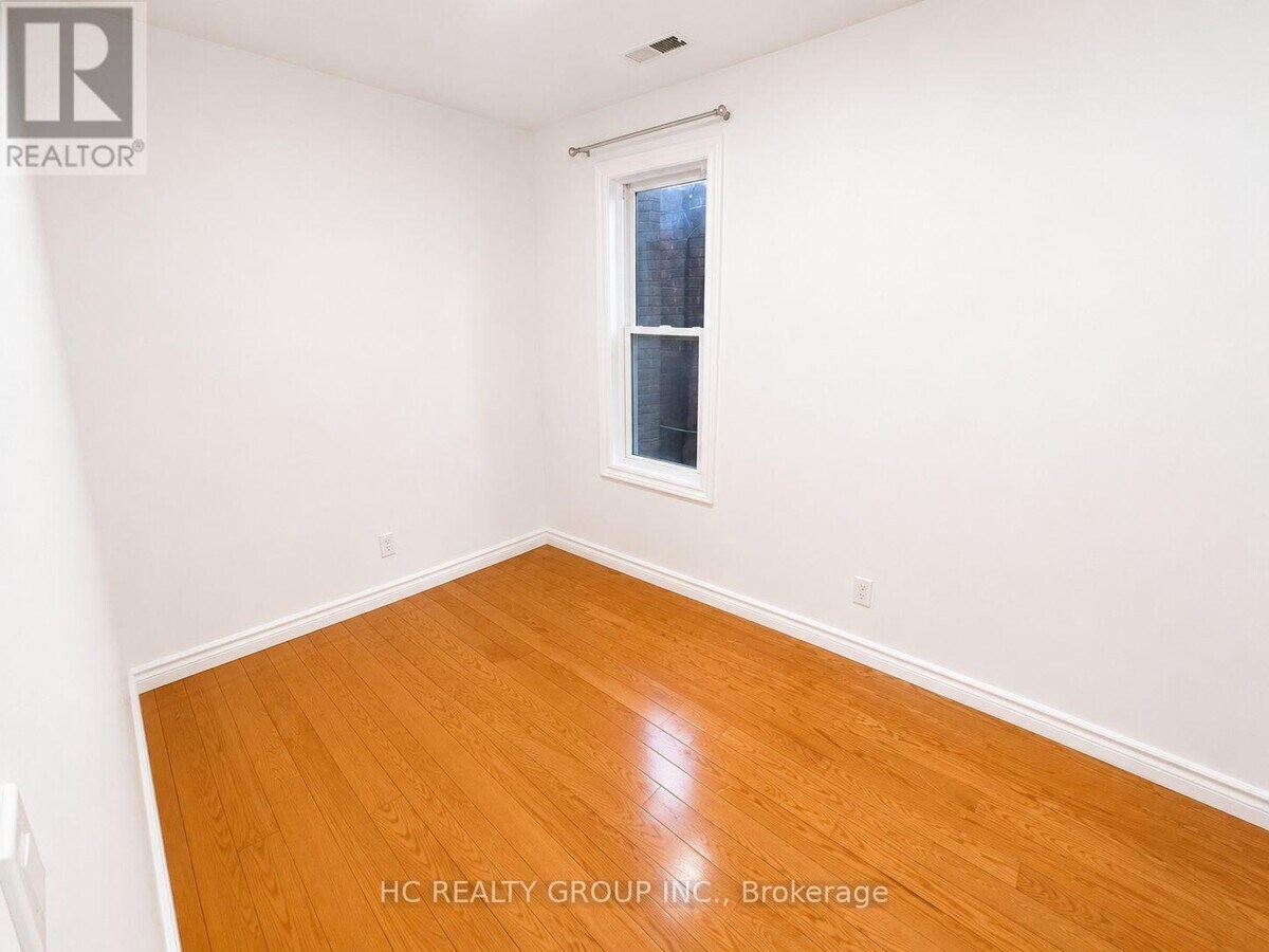 Photo - 653 Bathurst St
