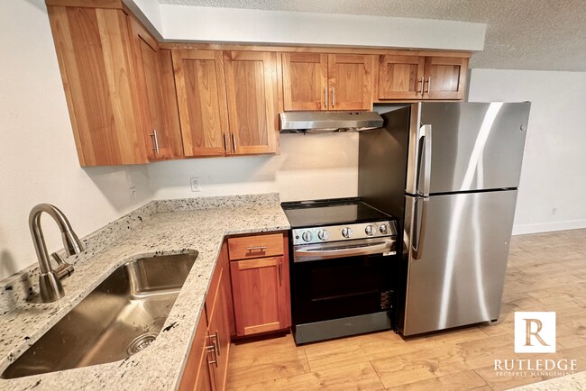 Building Photo - 855 E 9th St Unit 2