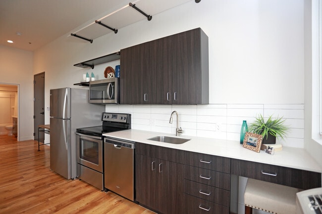 1BR, 1BA - 588 SF