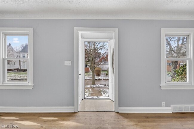 Photo - 231 E 210th St