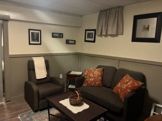 Photo - 9 Hampshire Ln Unit Lower