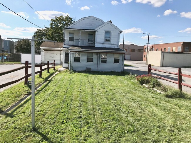 Building Photo - Cozy 2–3 Bedroom, 1 Bath Home with Garage & Sunroom