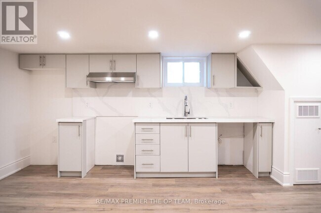 Photo - 148 Martin Grove Rd Unité Lower