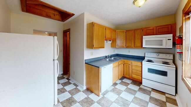 Building Photo - 1366 Indianola Ave