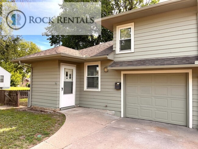 Photo - 718 N Poplar St Townhome