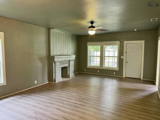 Photo - 2121 Ave I