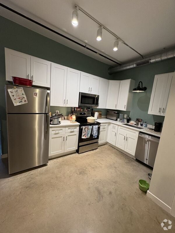 Building Photo - 923 S East Ave Unit Apt 12