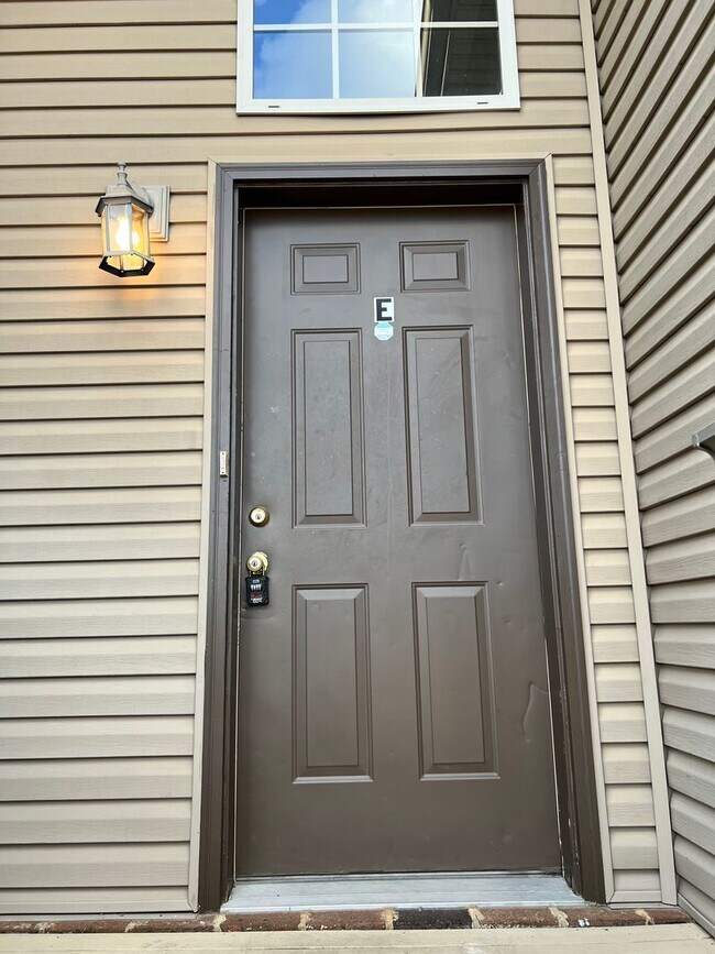 Photo - 3 bed/2bath Townhome freshly painted!