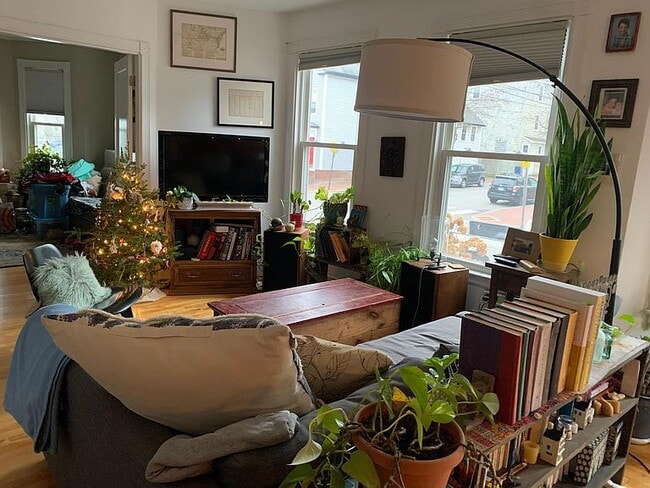 Photo - "Charming 3-Bed, 2-Bath Gem in Portland's Heart – Spacious 1350 Sq Ft Living!"