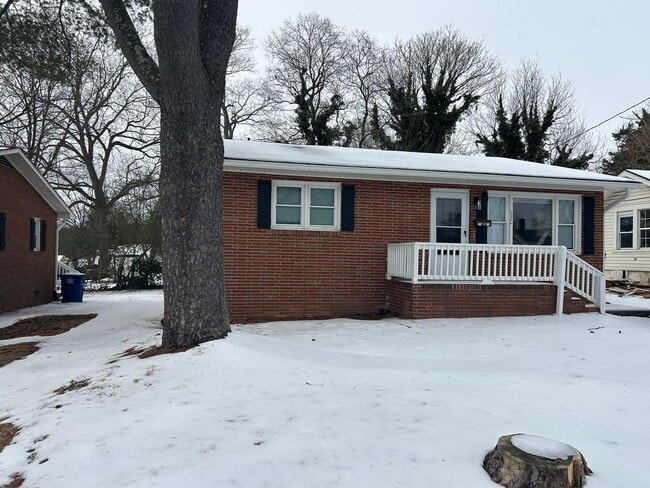 Building Photo - 2326 Waterbury St