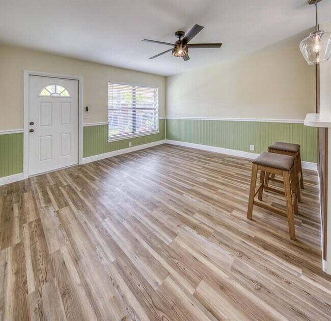 Building Photo - 241 NE 40th Ct Unit 241 Rental