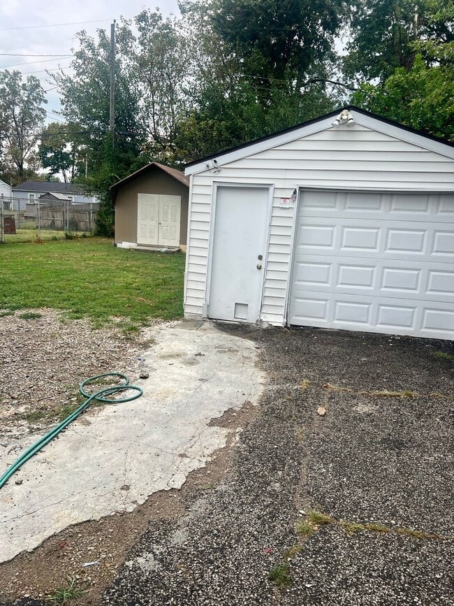 1015 W Indian Trail