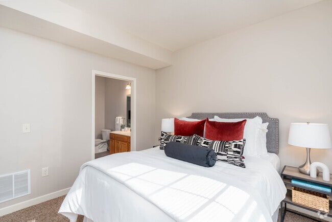 2BR,2BA - 1092SF - Primary Bedroom
